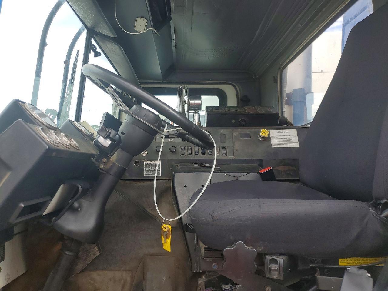 2007 Mack MR600 Refuse Truck