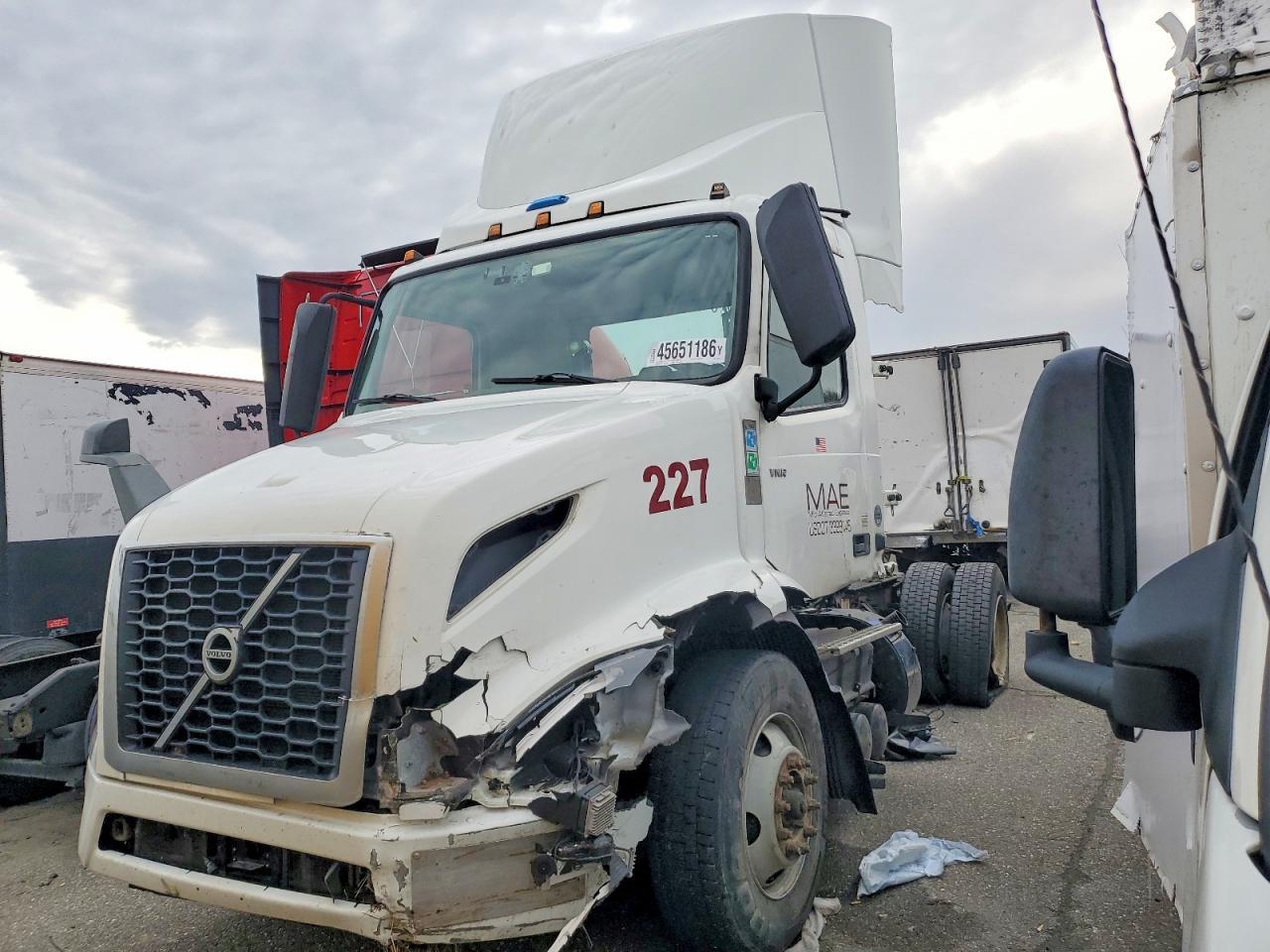 2022 Volvo VNR Semi Truck