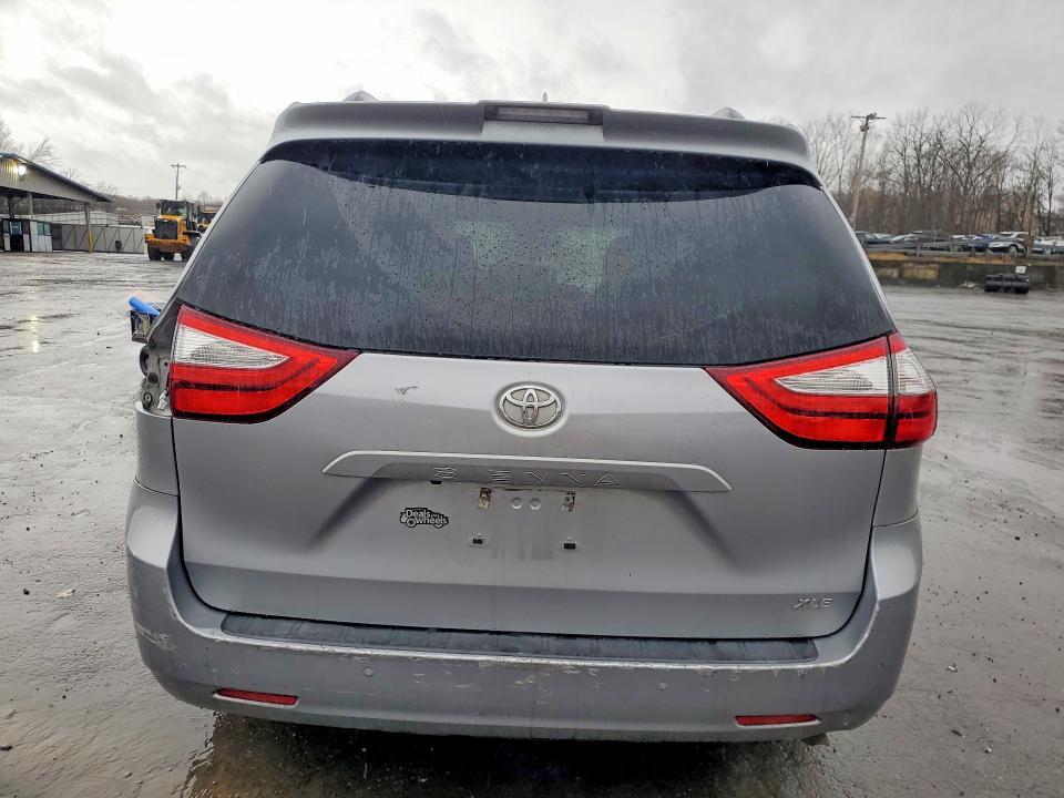 2018 Toyota Sienna xle 8-passenger