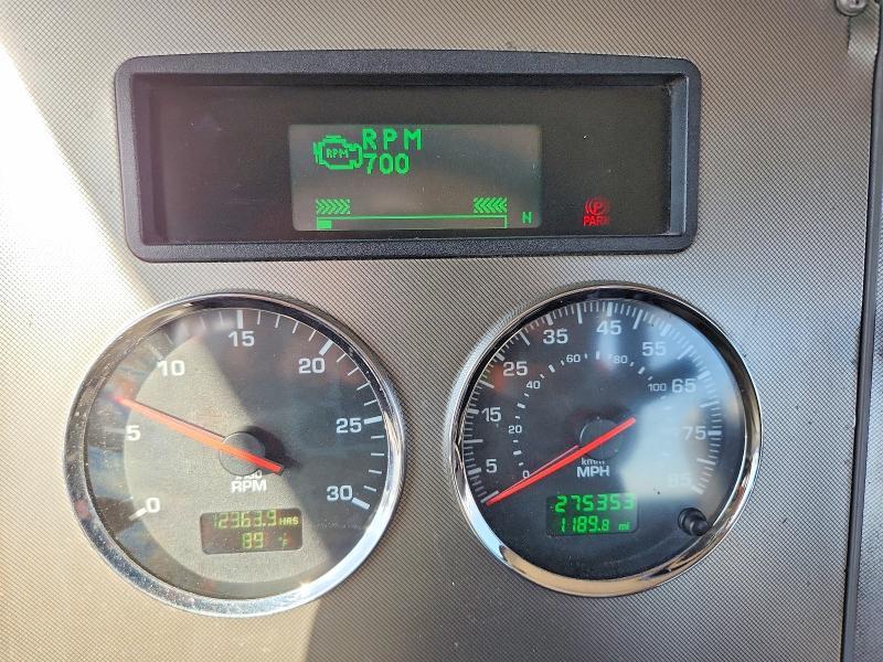 2015 Kenworth T330 Semi Truck