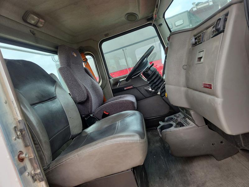 2015 Kenworth T300 Semi Truck