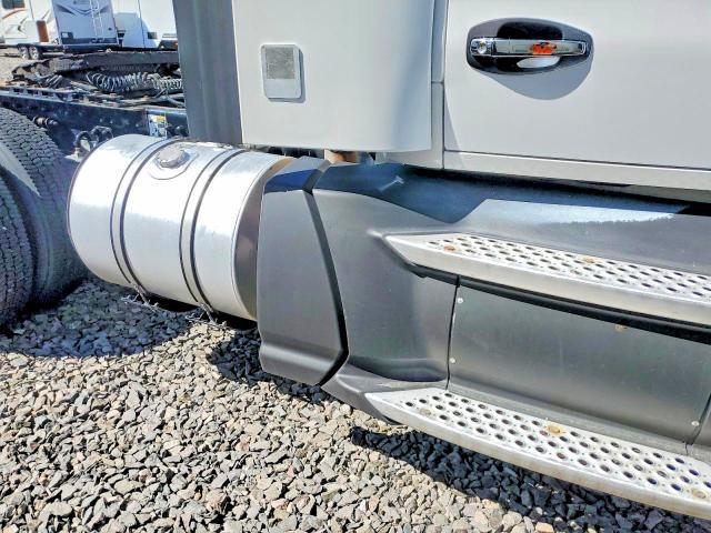 2016 Kenworth T680 Semi Truck