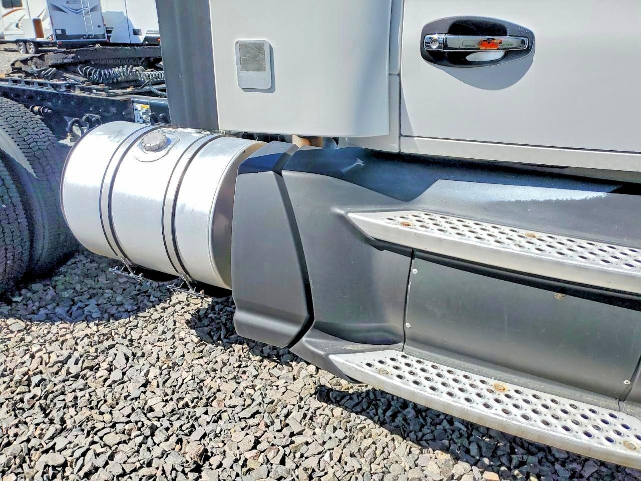 2016 Kenworth T680 Semi Truck