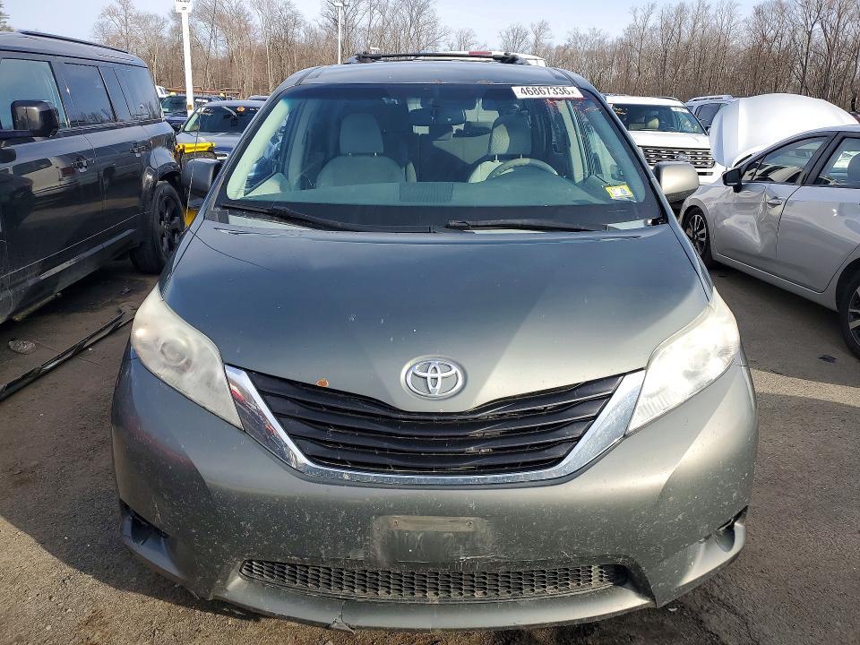 2013 Toyota Sienna le 7-passenger