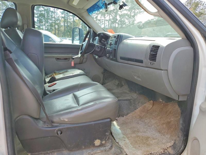 2013 Chevrolet Silverado Flatbed Truck