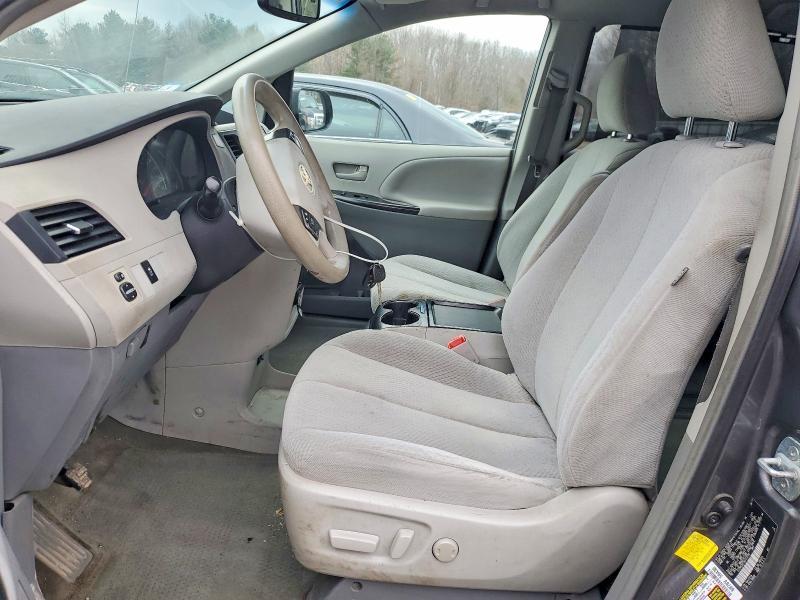 2011 Toyota Sienna le 8-passenger