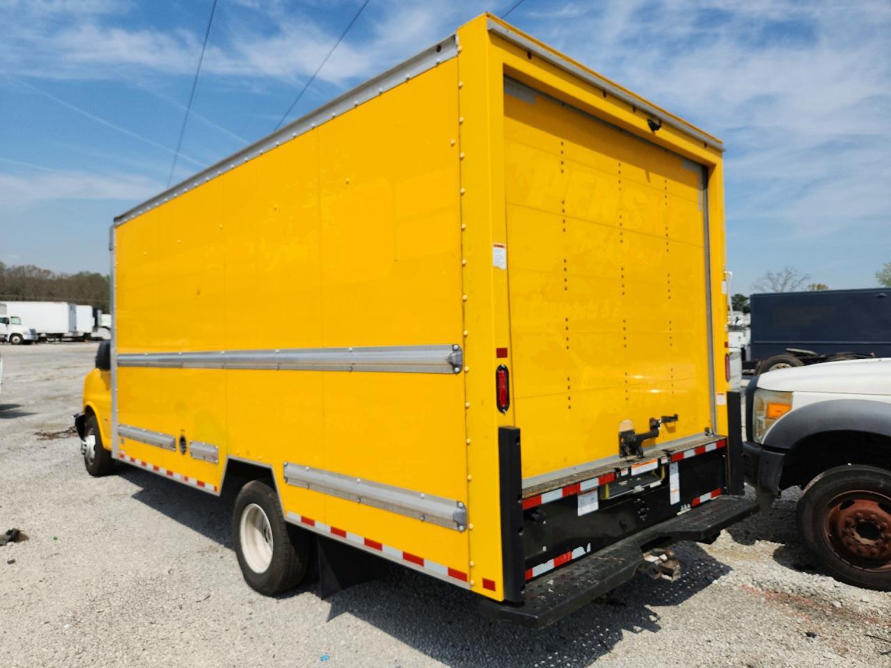 2022 GMC Savana BOX Truck