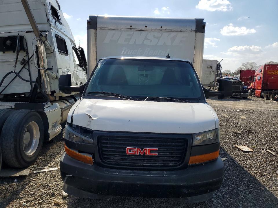 2022 GMC Savana BOX Truck