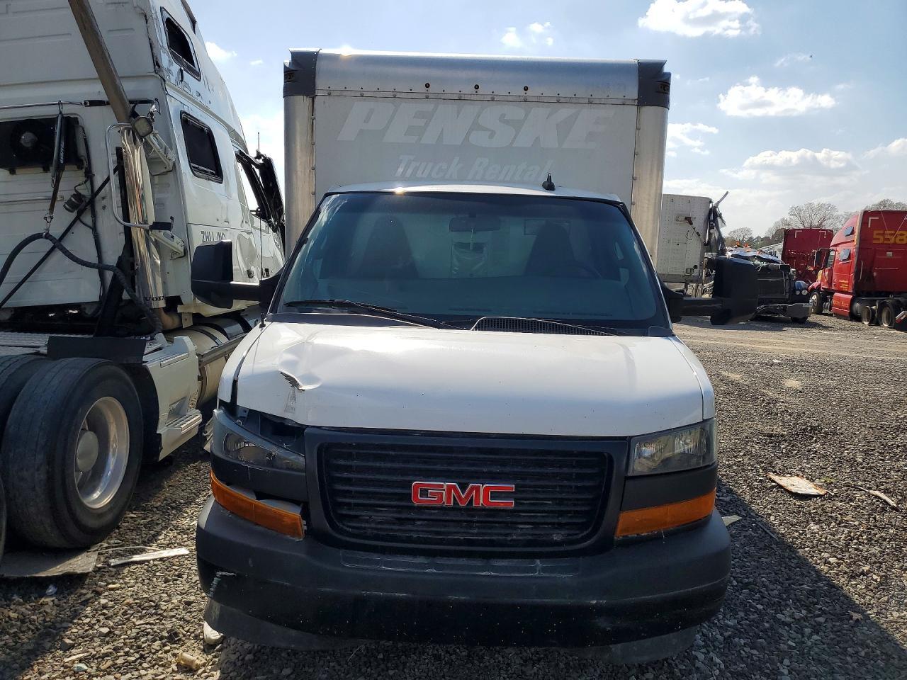 2022 GMC Savana BOX Truck