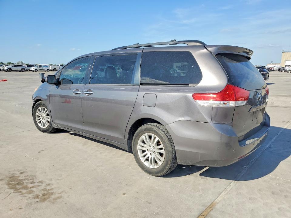 2014 Toyota Sienna xle 8-passenger