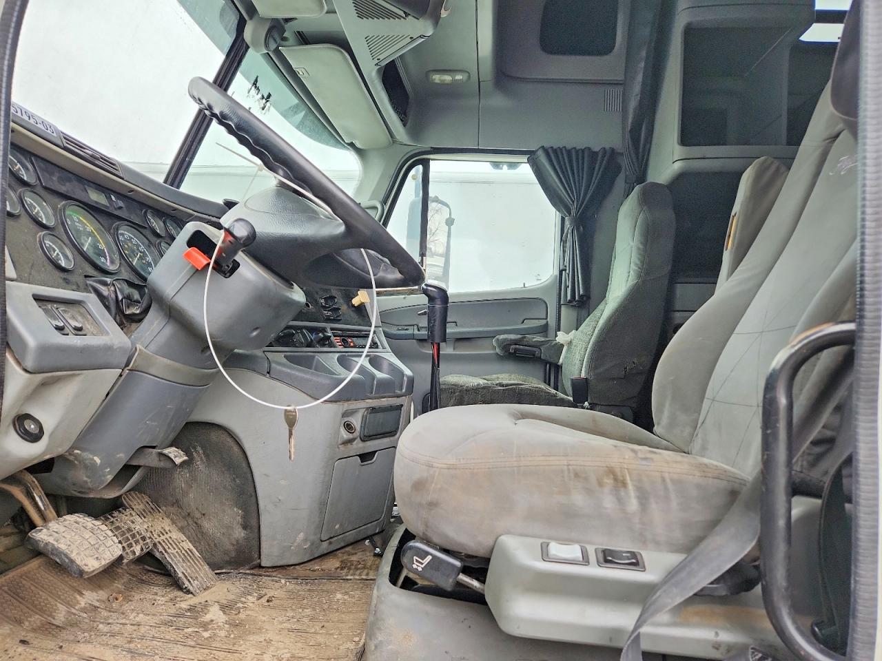 2010 Freightliner Columbia Semi Truck