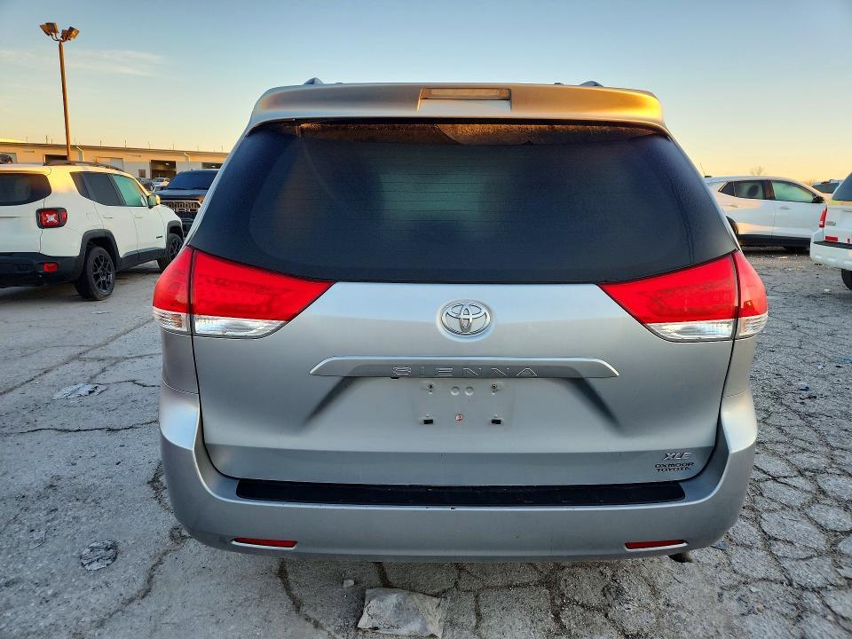 2014 Toyota Sienna xle 8-passenger