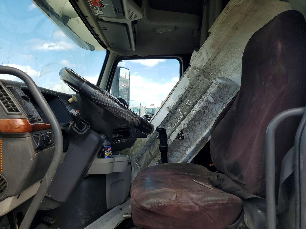 2011 Volv O VNL Semi Truck