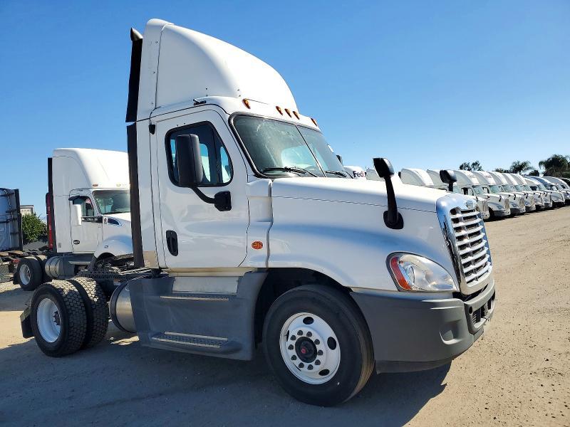 2016 Freightliner Cascadia 1-Semi Truck