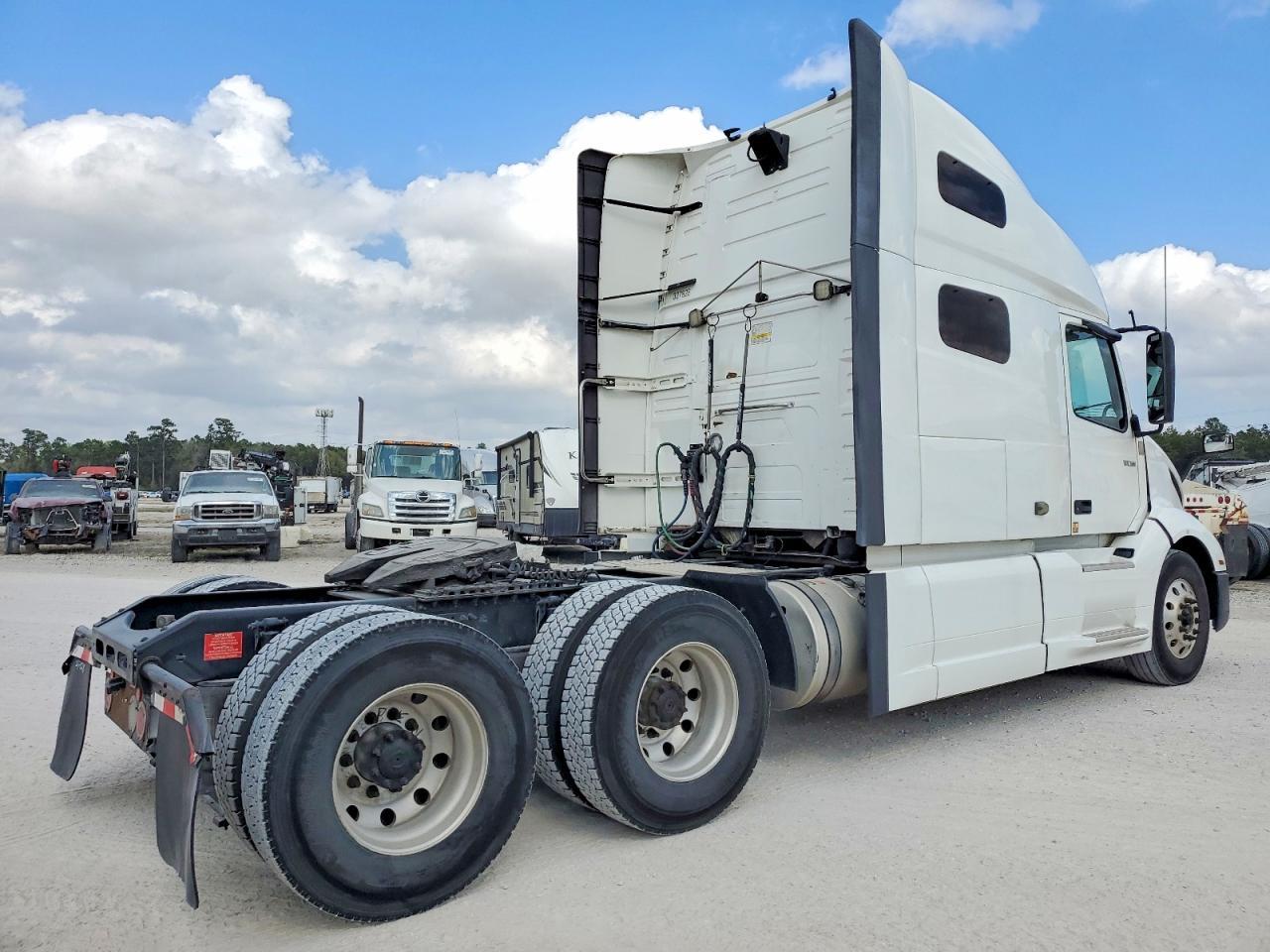 2019 Volvo VNL Semi Truck