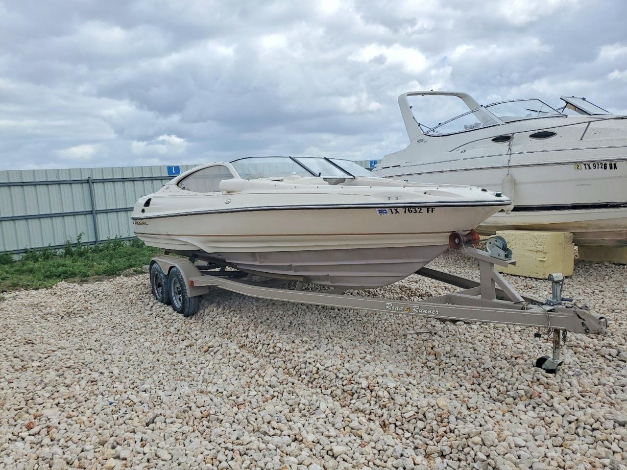 2000 Regal 2565 Boat