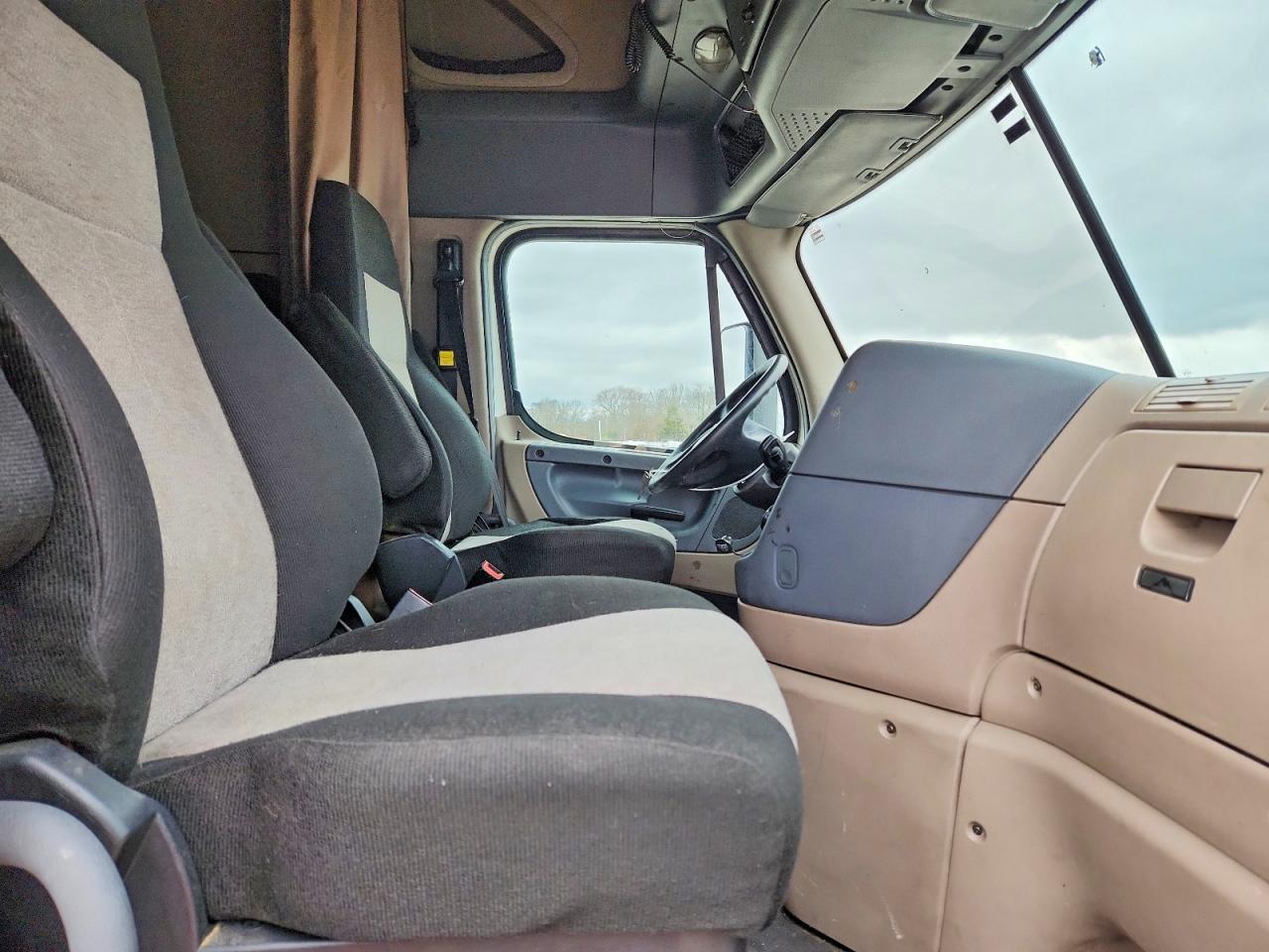 2015 Freigliner 2015 Freightliner Cascadia Semi Truck