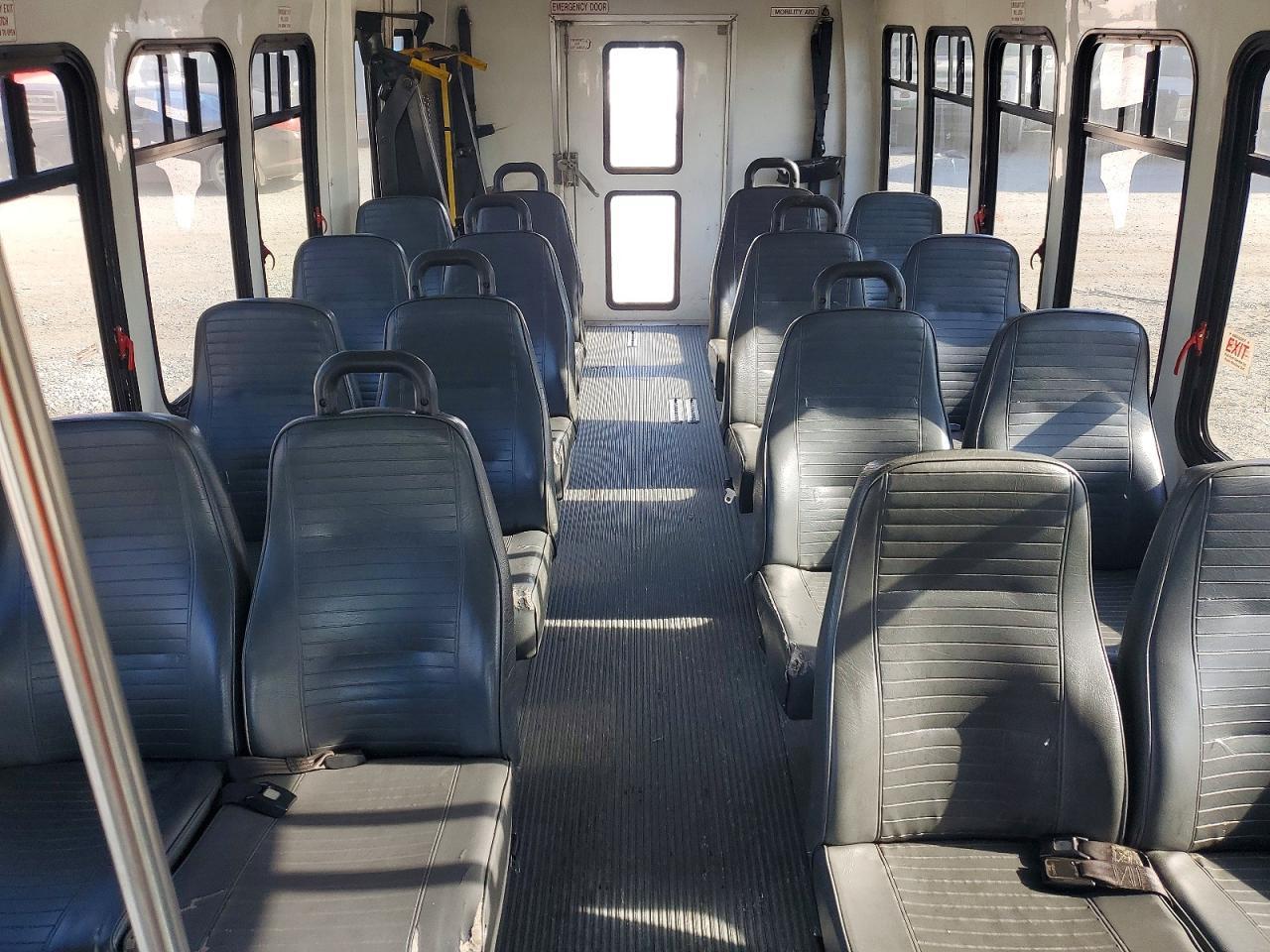 2008 Ford Econoline E450 Super Duty Cutaway Van