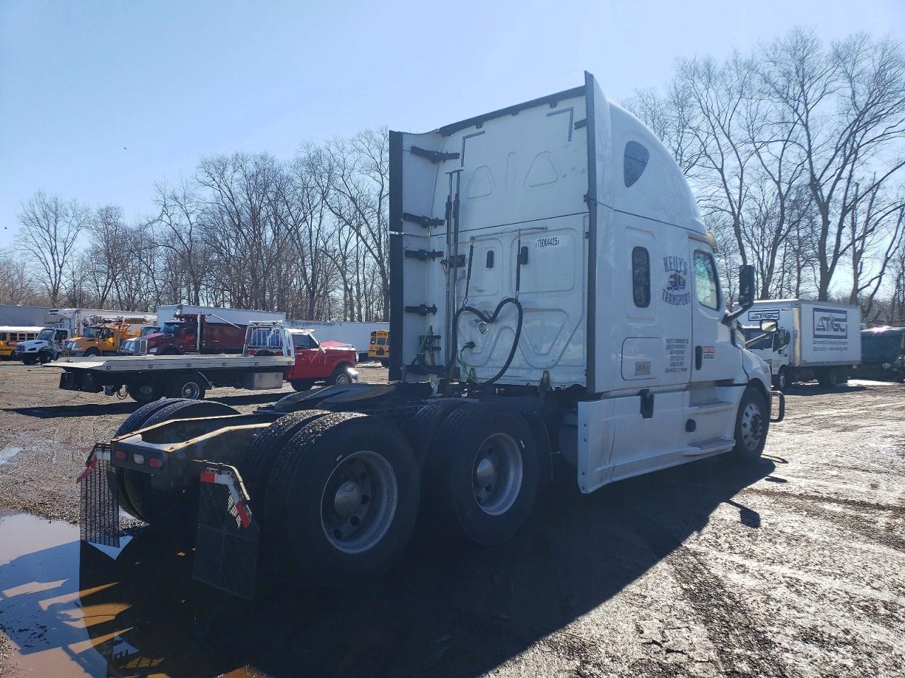 2018 Freigliner 2018 Freightliner Cascadia 126 Semi Truck