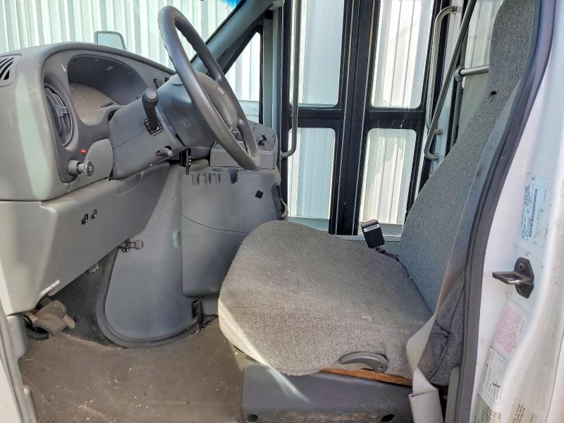 2004 Ford Econoline E450 Super Duty Cutaway Van