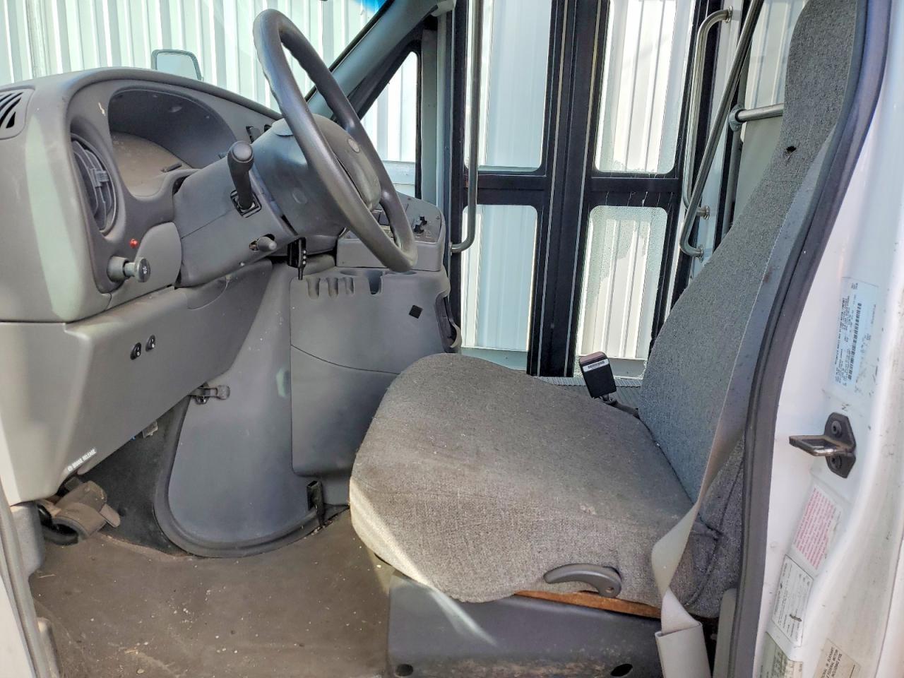 2004 Ford Econoline E450 Super Duty Cutaway Van