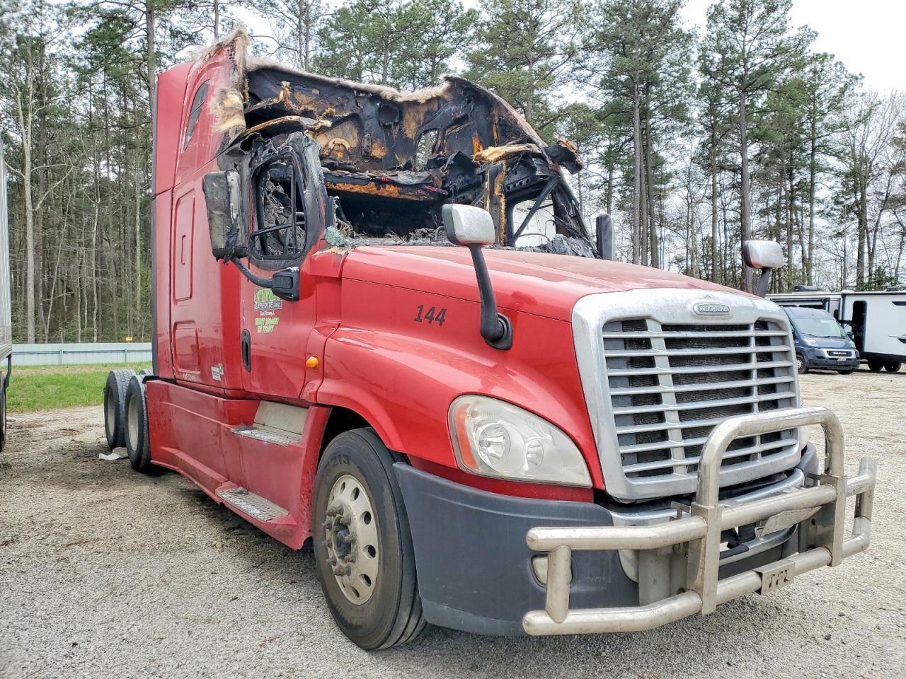 2015 Freightliner Cascadia Semi Truck