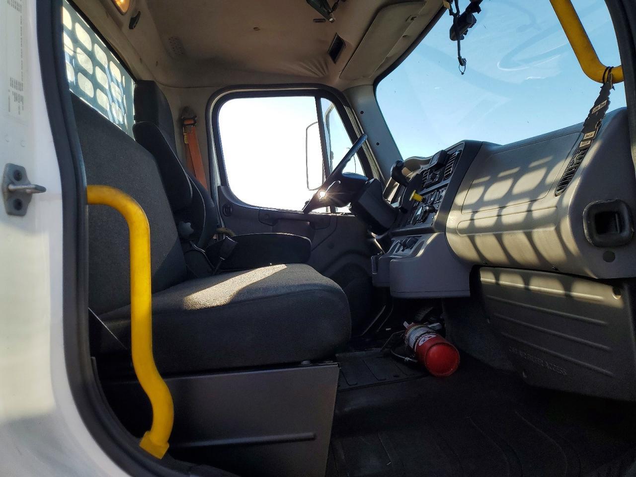 2019 Freightliner Business Class M2 Flatbed Truck
