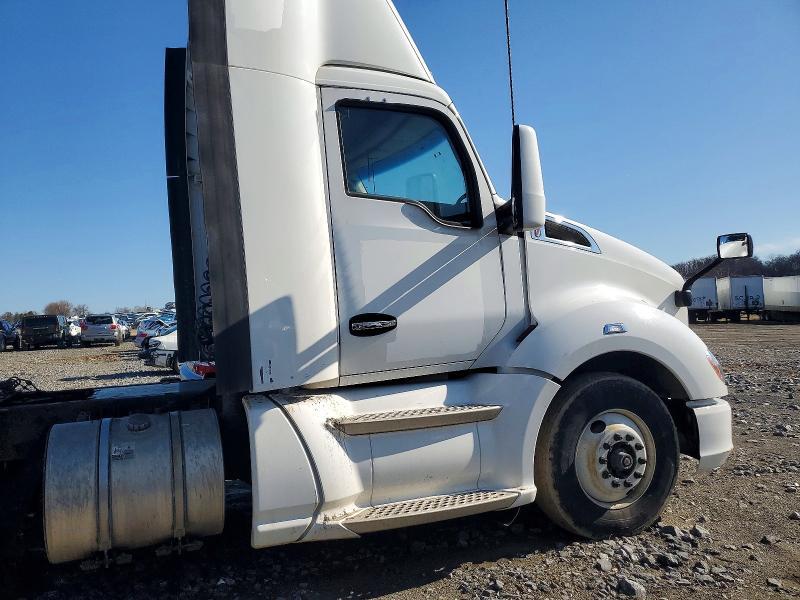 2015 Kenworth T680 Semi Truck