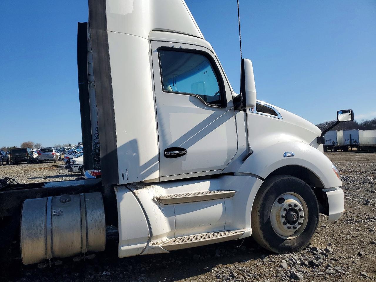 2015 Kenworth T680 Semi Truck