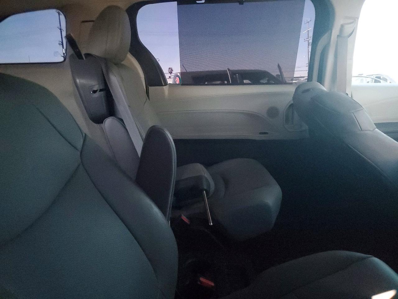 2022 Toyota Sienna xle 8-passenger