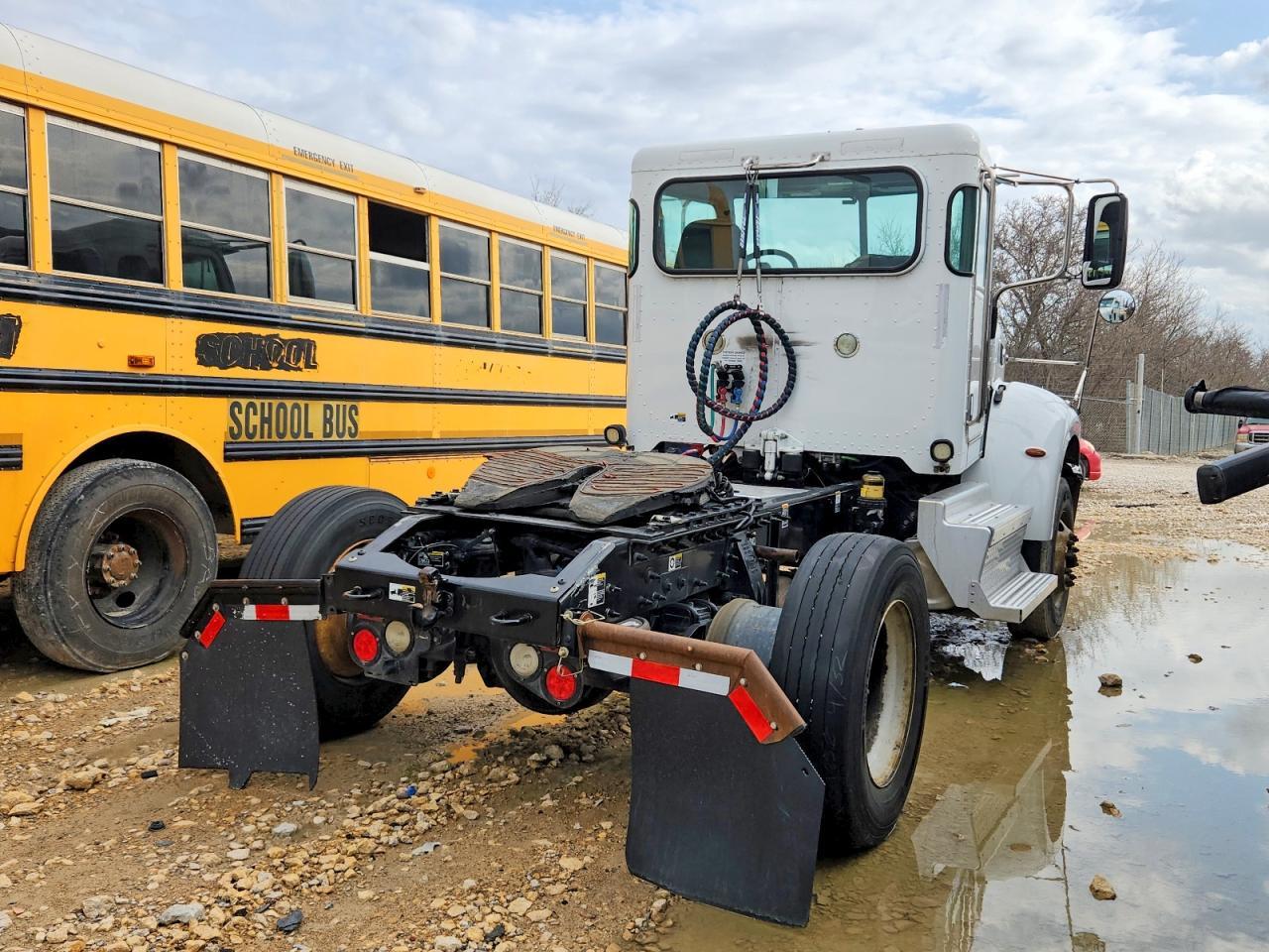 2018 Peterbilt 348 Semi Truck