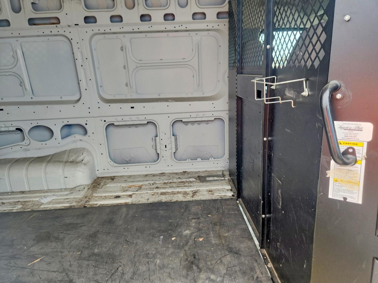 2014 Niss Medium DUTY/BOX Trucks