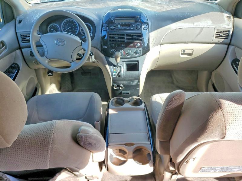 2004 Toyota Sienna le 8 Passenger