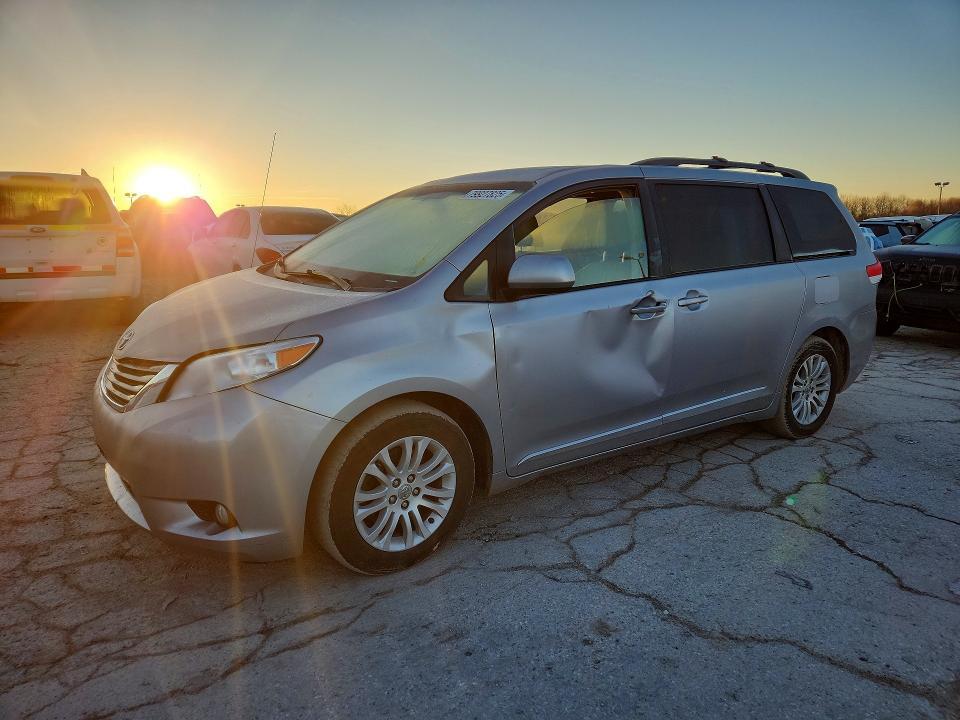 2014 Toyota Sienna xle 8-passenger