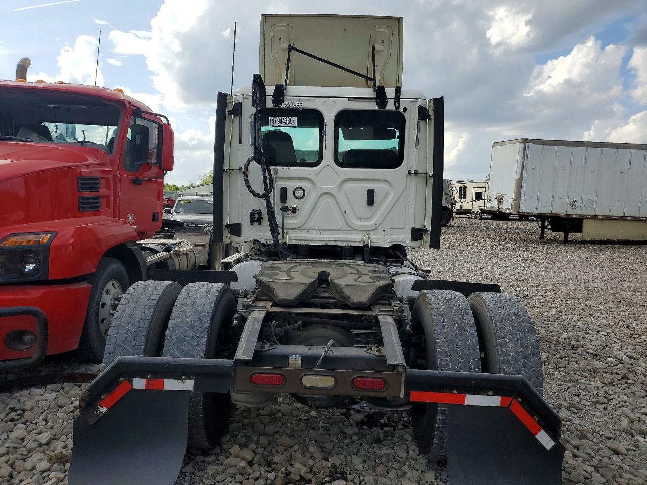 2020 Freigliner 2020 Freightliner Cascadia 126 Semi Truck