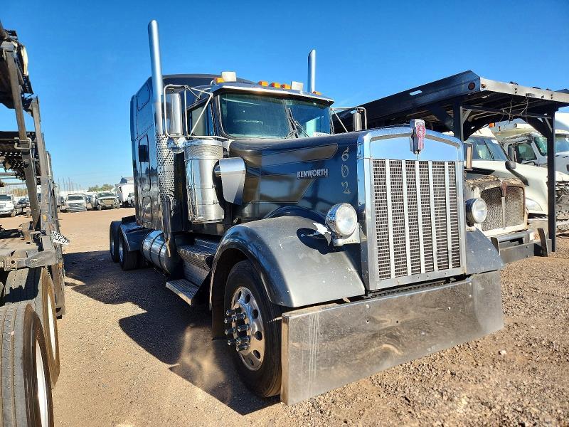 2001 Kenworth W900 Semi Truck