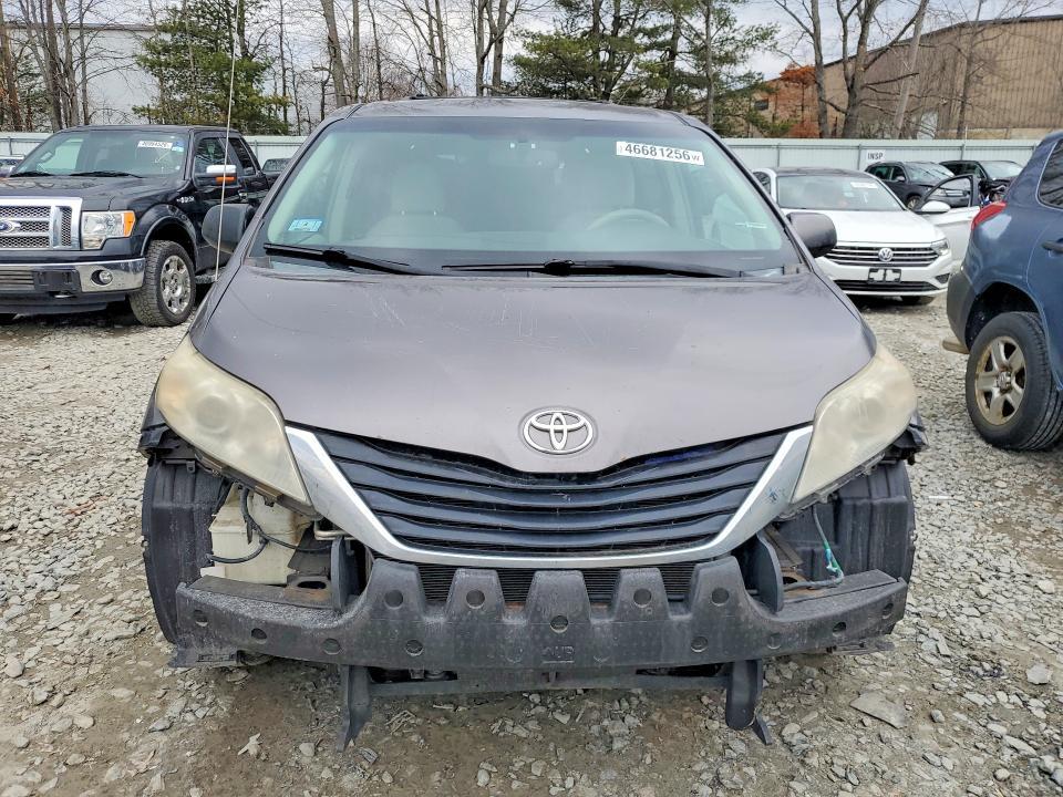 2011 Toyota Sienna le 8-passenger