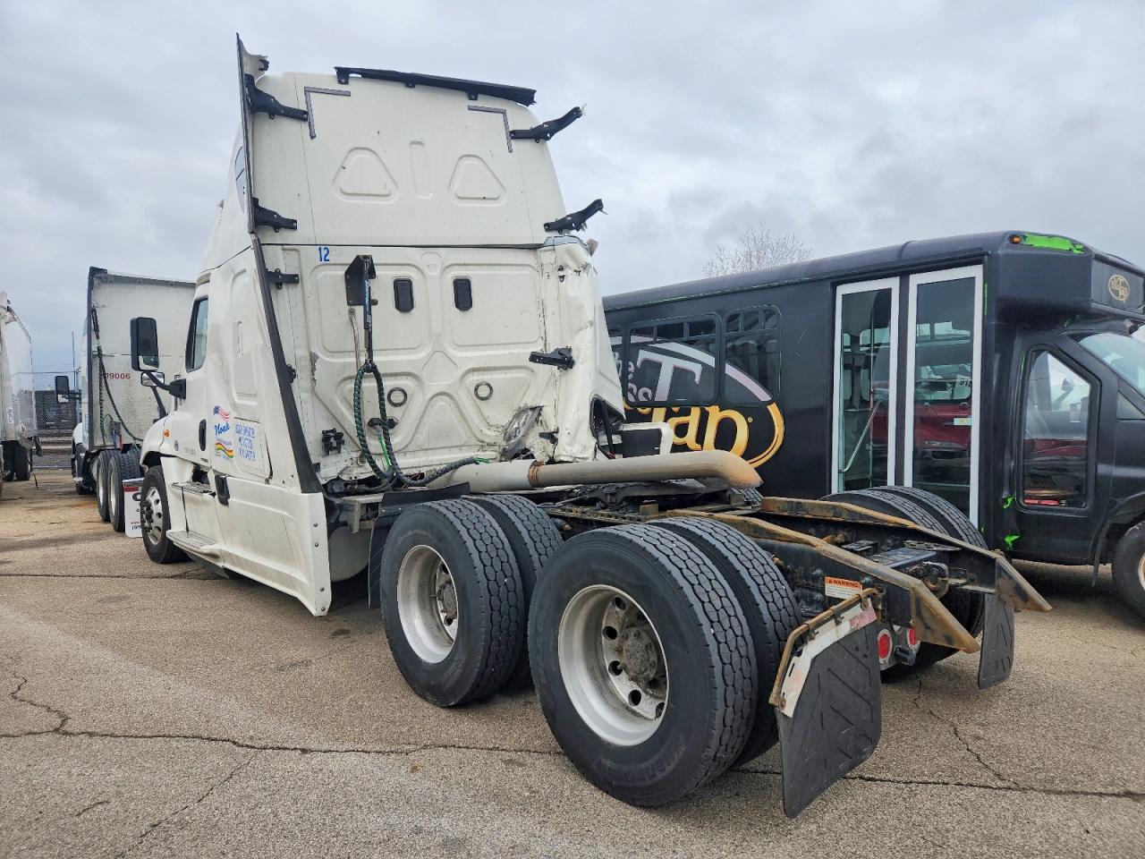2017 Freigliner 2017 Freightliner Cascadia 125 Semi Truck