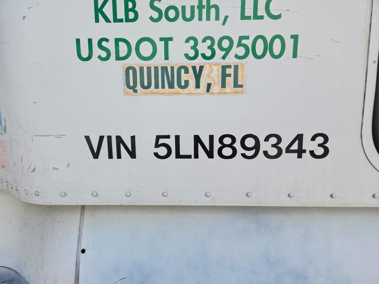 2005 Freightliner Convention-Semi Truck