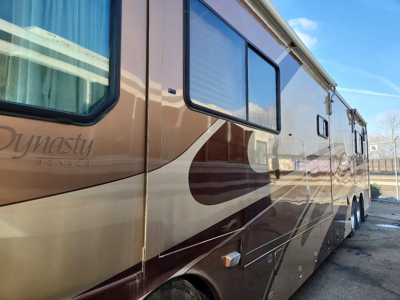 2001 Roadmaster Rail Executive Signature