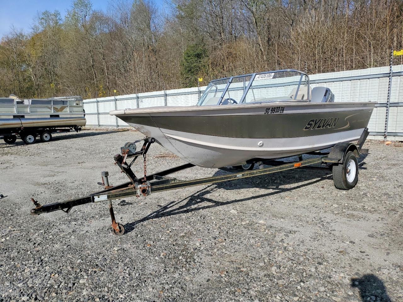 1999 Smoker Craft Boat
