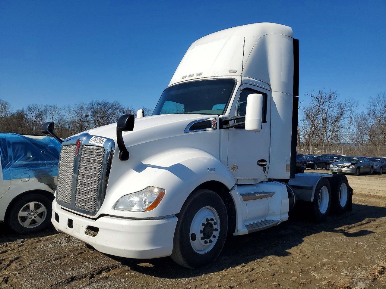 2015 Kenworth T680 Semi Truck