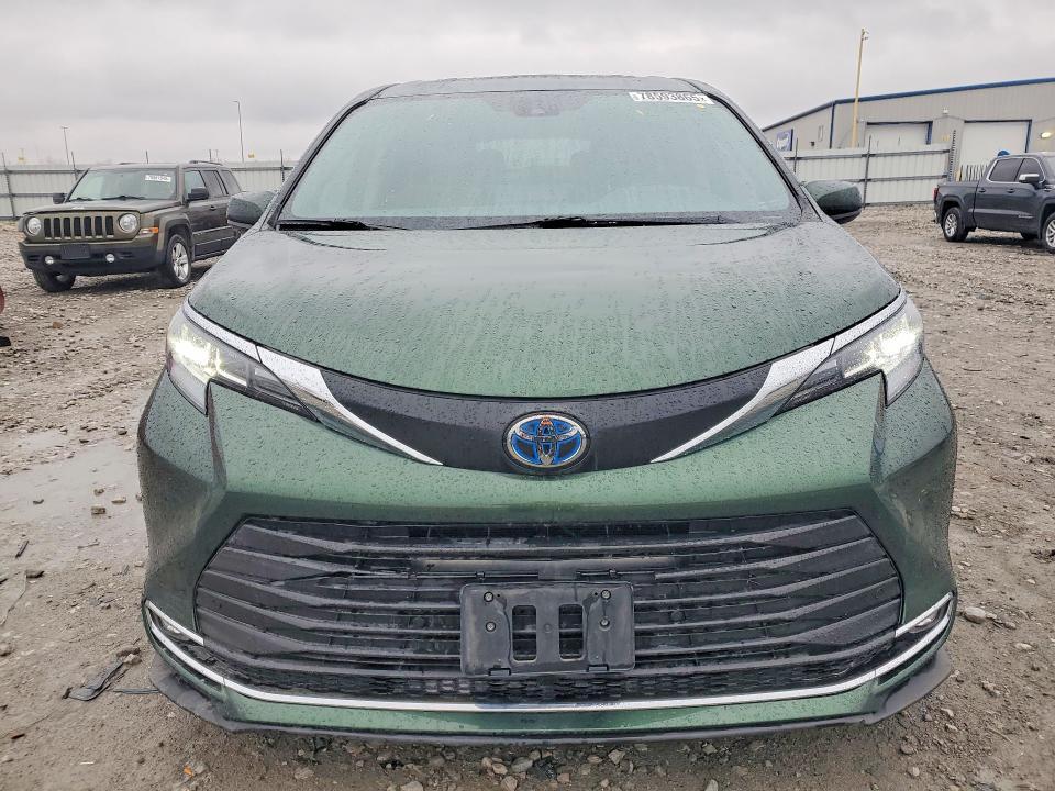 2022 Toyota Sienna xle 8-passenger