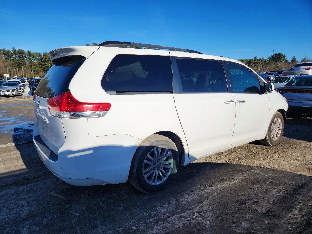 2012 Toyota Sienna xle 8-passenger