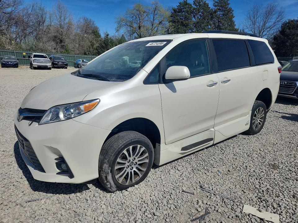 2020 Toyota Sienna xle 8-passenger