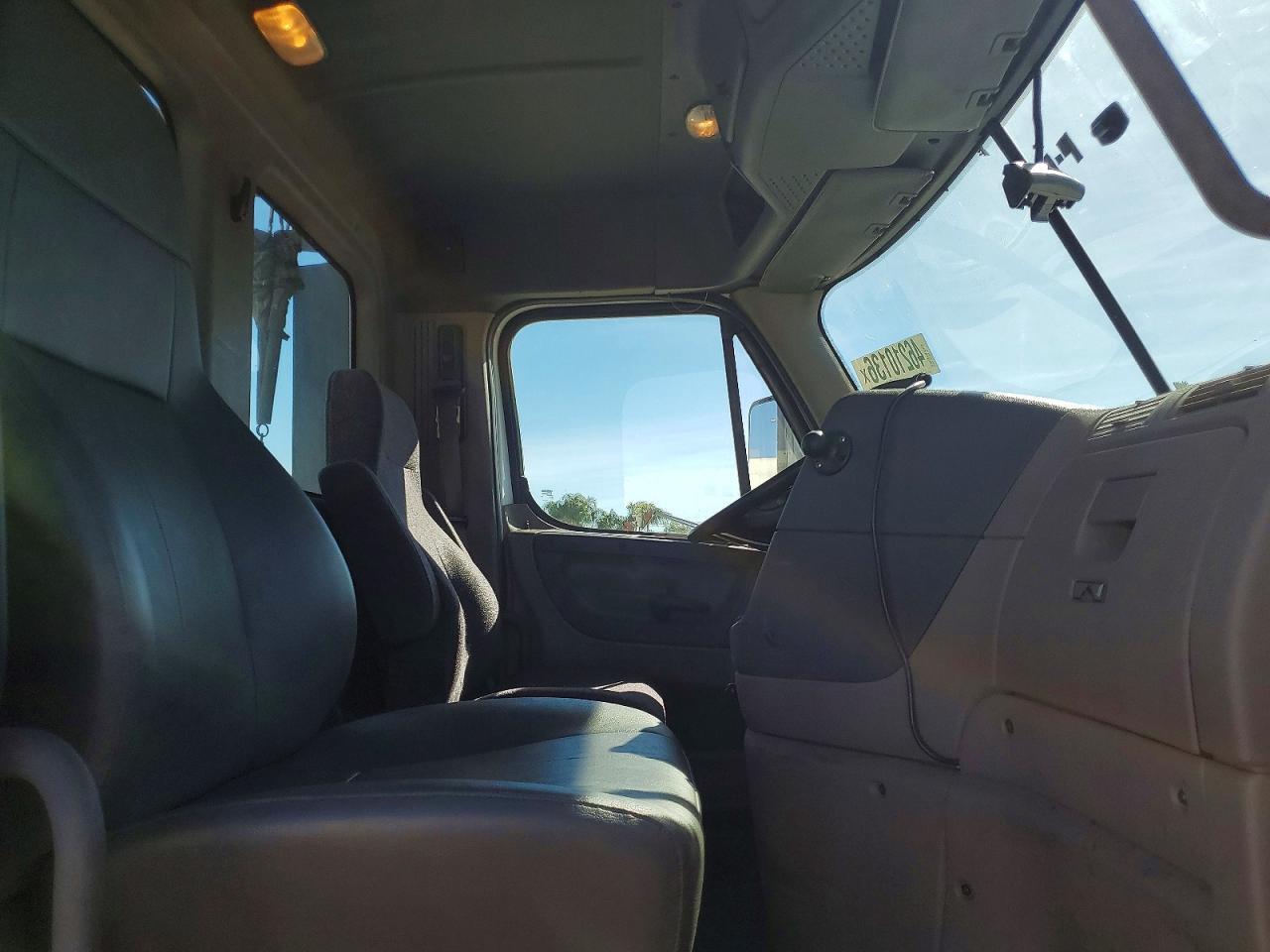 2016 Freightliner Cascadia 125 Semi Truck