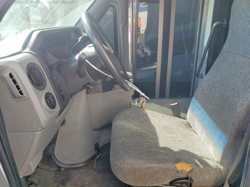 2010 Ford Econoline E450 Super Duty Cutaway Van