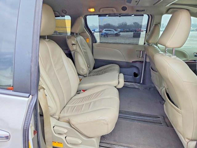 2014 Toyota Sienna xle 8-passenger