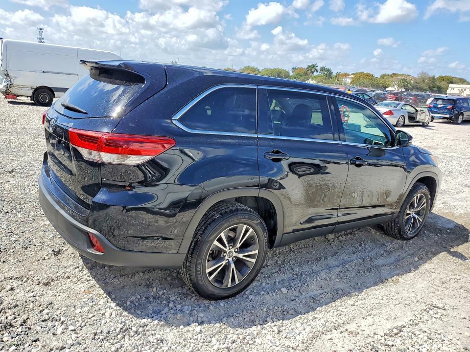 2019 Toyota Highlander le