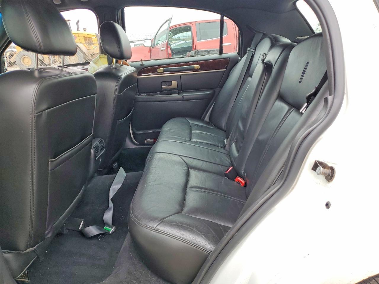 2010 Lincoln Town car Signature Limited